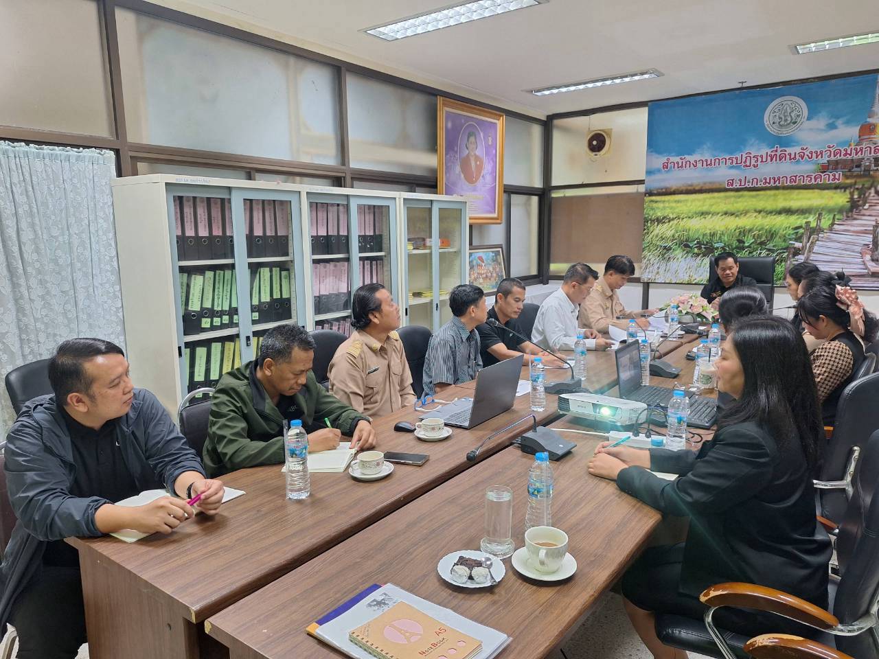 title - ผู้ตรวจราชการ ส.ป.ก. ลงพื้นที่จังหวัดมหาสารคาม ประชุมติดตามความก้าวหน้าผลการดำเนินงาน พร้อมตรวจเยี่ยมให้กำลังใจกลุ่มวิสาหกิจชุมชนผู้ปลูกสมุนไพร และกลุ่มวิสาหกิจชุมชนแปรรูปผลผลิตทางการเกษตร